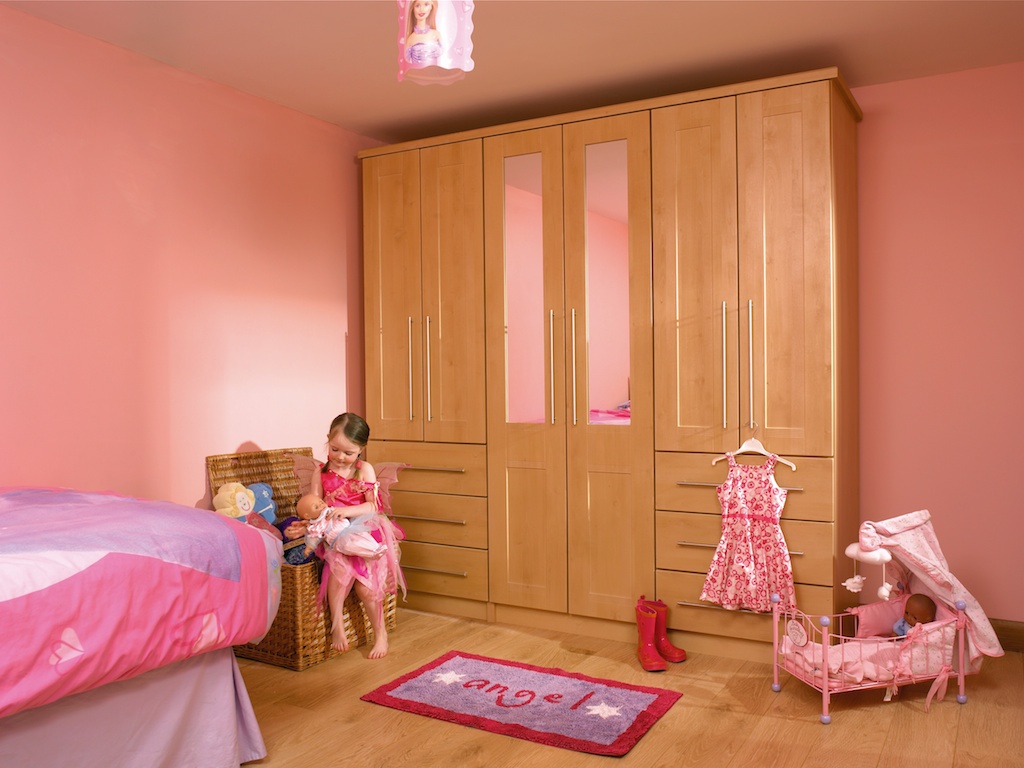 Bedroom in Ribbed shaker style shown in Sandy Birch