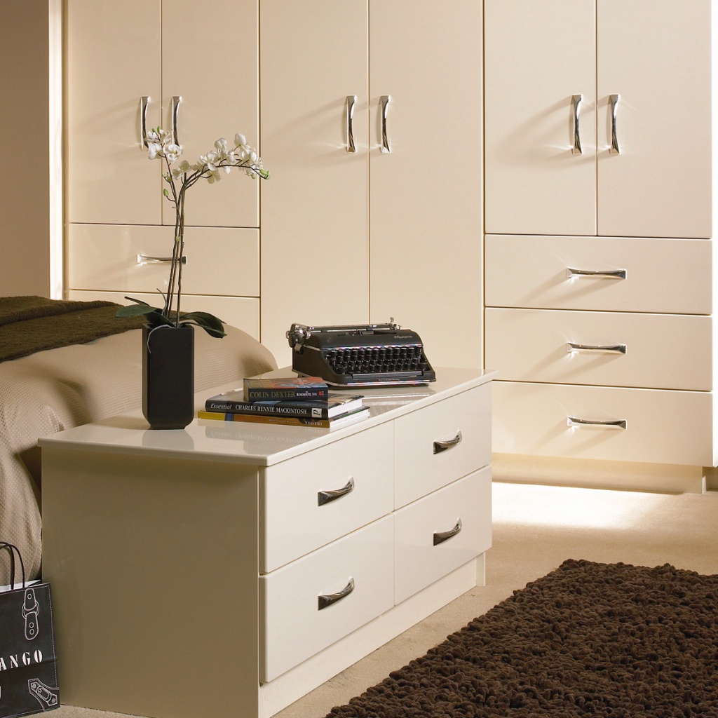 Bedroom in Duleek style shown in High Gloss Cream